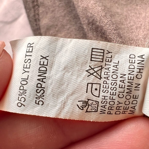 Hooded sweatshirt excellent used condition. No size tag it’s like a small - Picture 5 of 6